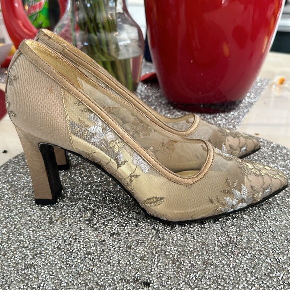 Women’s Vintage Stuart Weitzman Gold Flower Thick heel Sz 8 1/2 - Picture 5 of 11